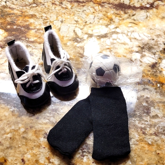 DOLL SOCCER⚽️  OUTFIT with Shoes, Socks and Soccer ball - Picture 3 of 9